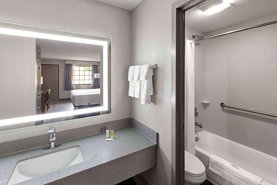 Days Inn & Suites by Wyndham Vicksburg