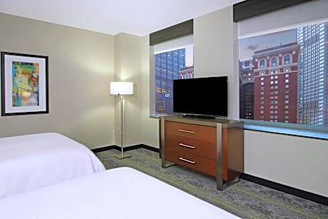 One-Bedroom Queen Suite with Two Queen Beds with River View - Hearing Access