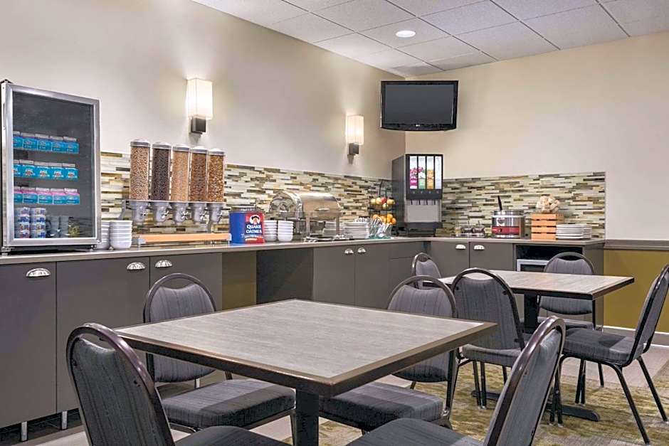 Country Inn & Suites by Radisson, Fergus Falls, MN