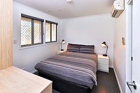 1 Bedroom Family – External Bathroom