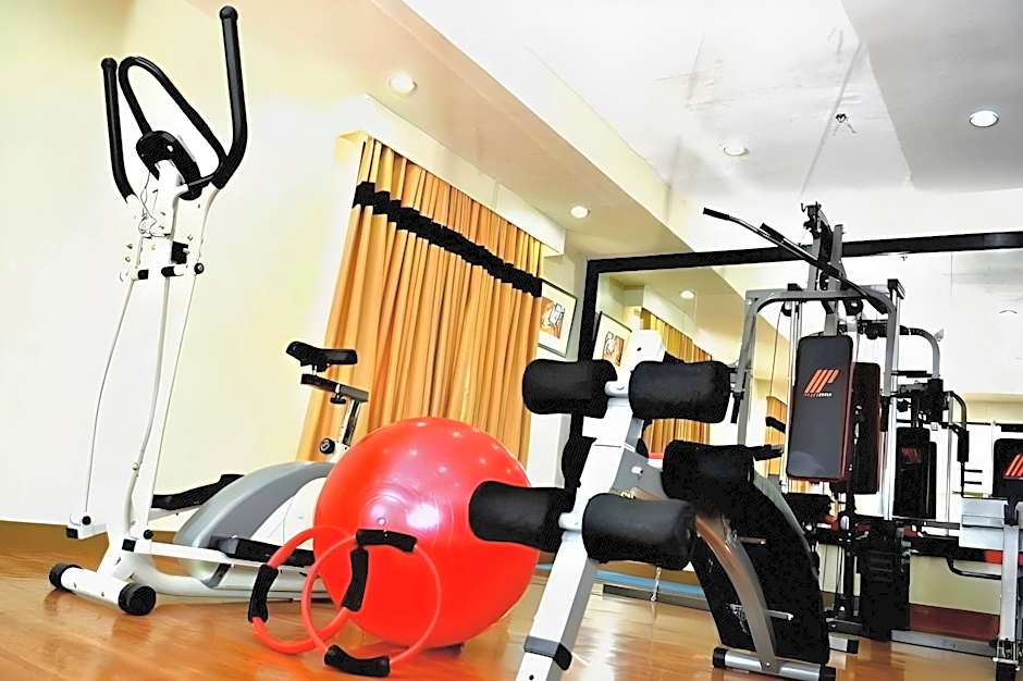 Pinnacle Hotel And Suites