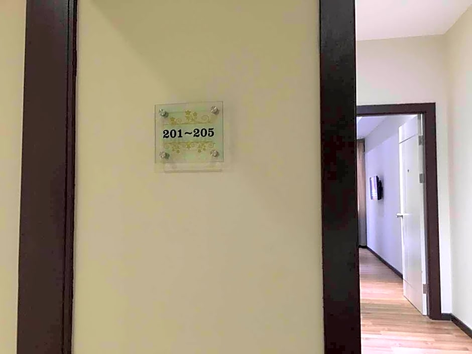 Qu Lin Resident