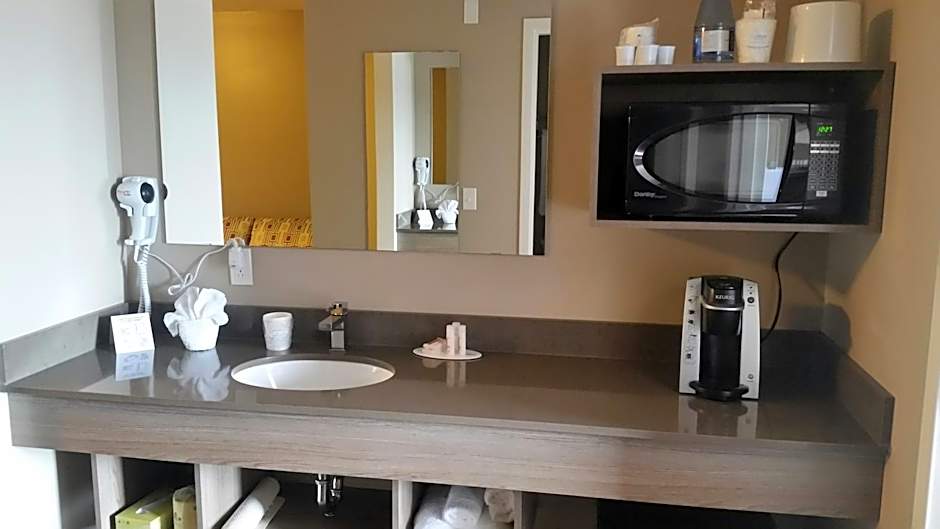 Super 8 by Wyndham Mont Laurier