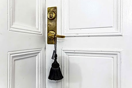 1 QUEEN BED,MODERATE ROOM,NSMK,FREE WIRELESS INT,FULL BREAKFAST