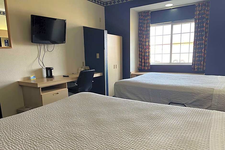 Days Inn & Suites by Wyndham Hutchinson