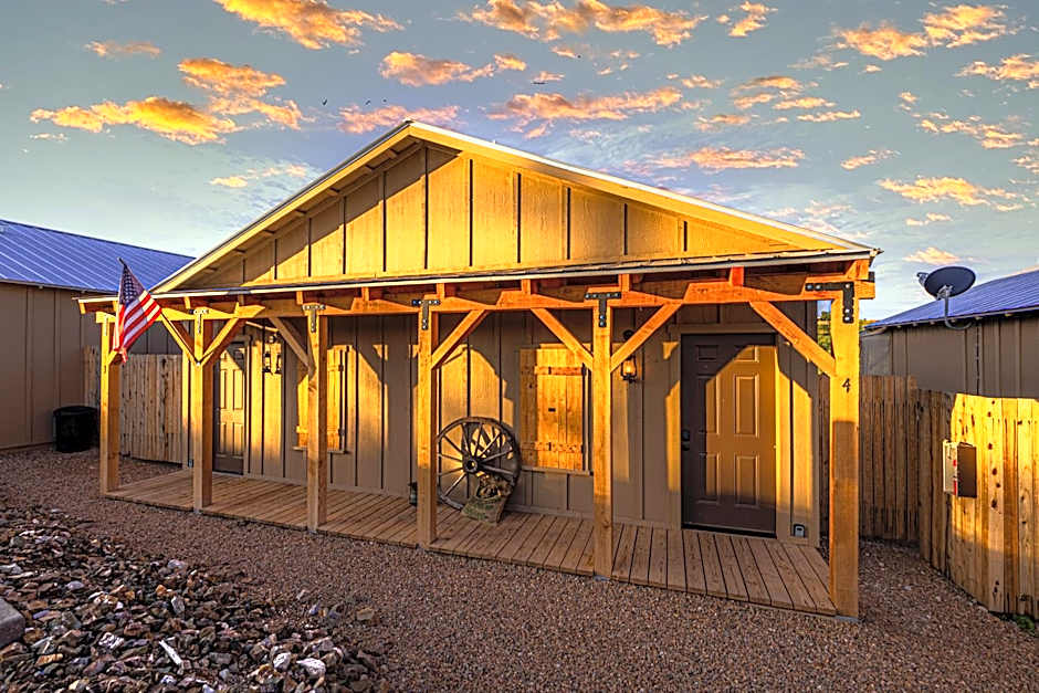 -Pet Friendly- Miners Cabin #5 -Two Double Beds - Private Balcony