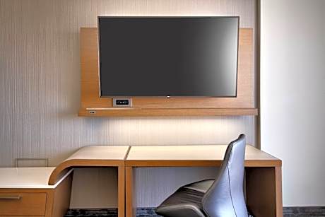 One-Bedroom King Suite with Roll-In Shower, Bathtub and Sofa Bed - Mobility Access