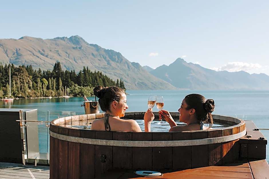 Eichardt's Private Hotel & Lakefront Apartments