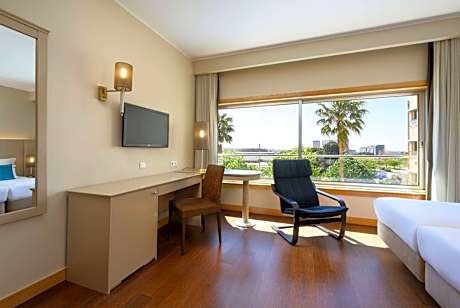 Deluxe Twin Room with Pool View - Non-Smoking