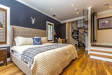 Panoramic-Blue Mountain-Balcony-Sauna-Backyard-King