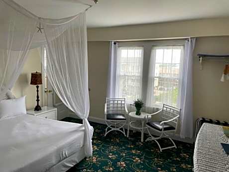 Queen Room - Non-Smoking