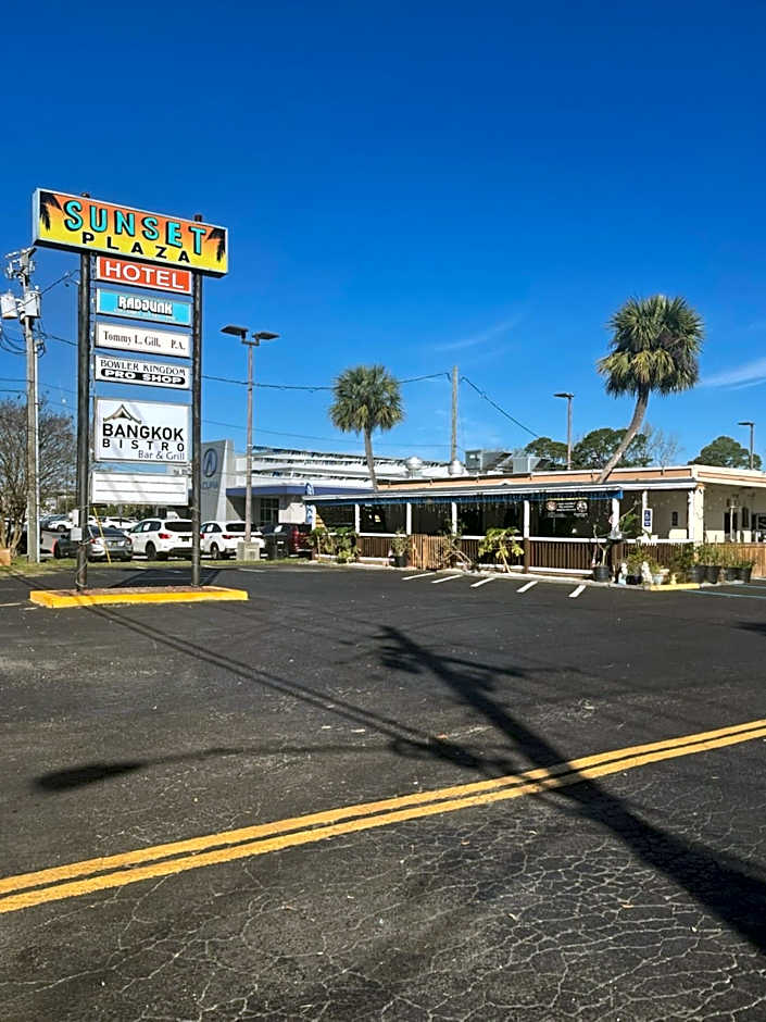 Hole Inn the Wall Hotel - Fort Walton Beach - Sunset Plaza - near Beaches & Hurlburt