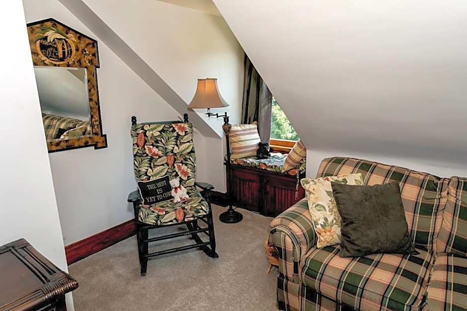 South Broadway Manor B&B - Near Fallingwater, Ohiopyle State Park, Hiking & Biking trails GAP