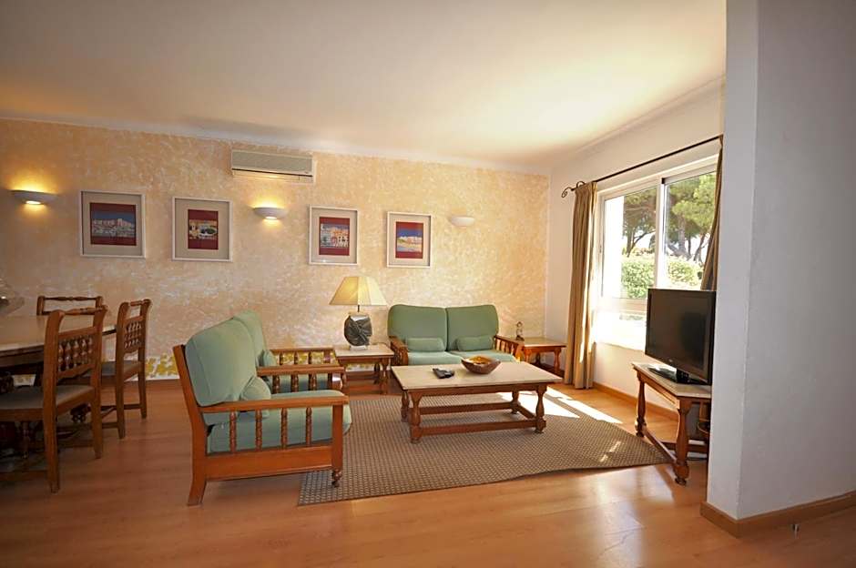 Stylish and well-equipped, private pool, close to amenities, free AC Wifi