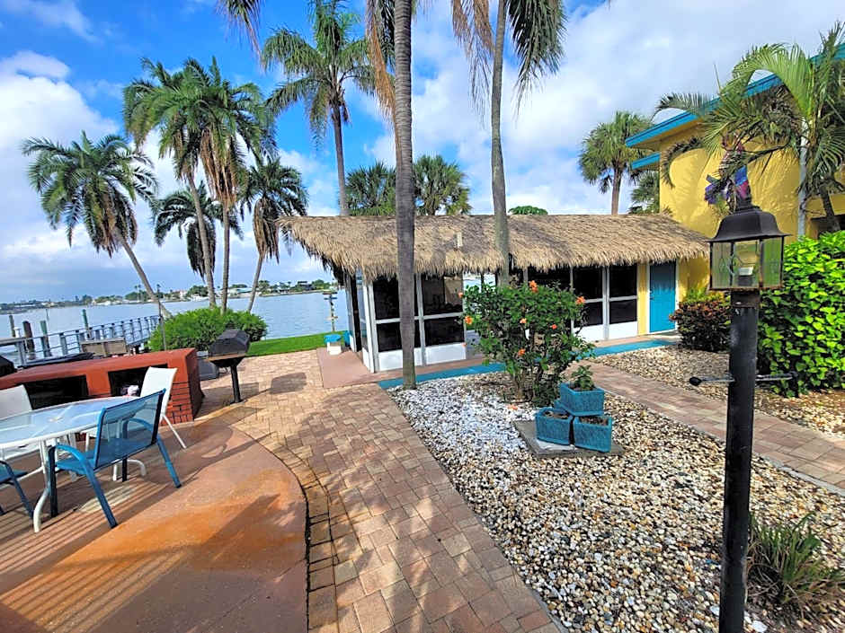 Searenity, Waterside studio in the heart of Treasure Island, walk to beach