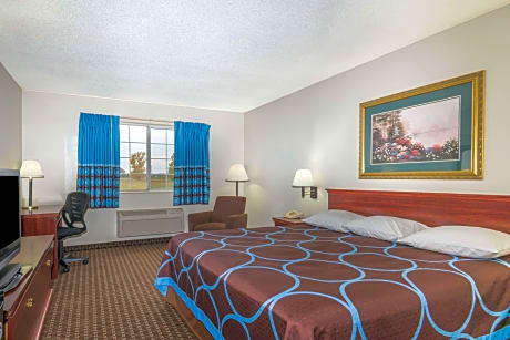 1 King Bed Suite Non-Smoking Free Breakfast