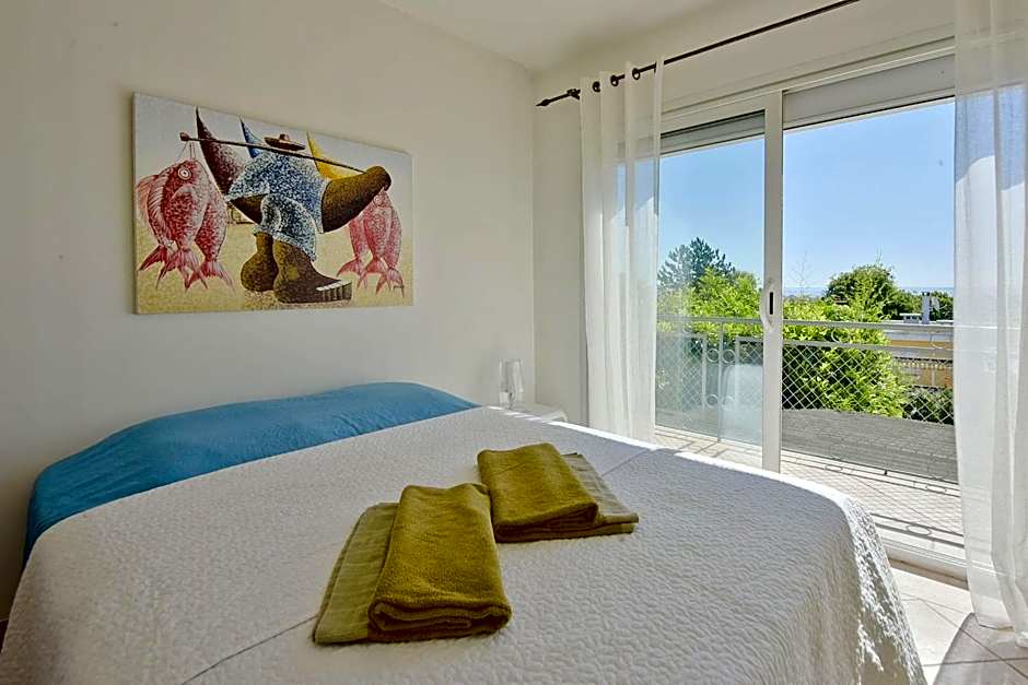 Family house with swimming pool & sea view