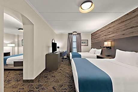 Suite with King Bed and Two Queen Beds