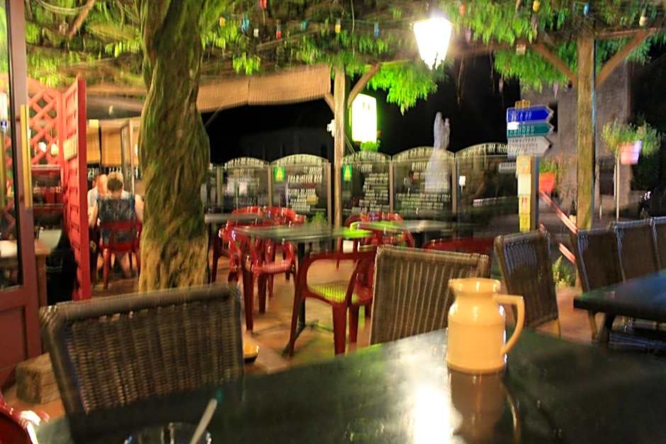 Logis Hotels- Auberge de la Tour - Hôtel et restaurant