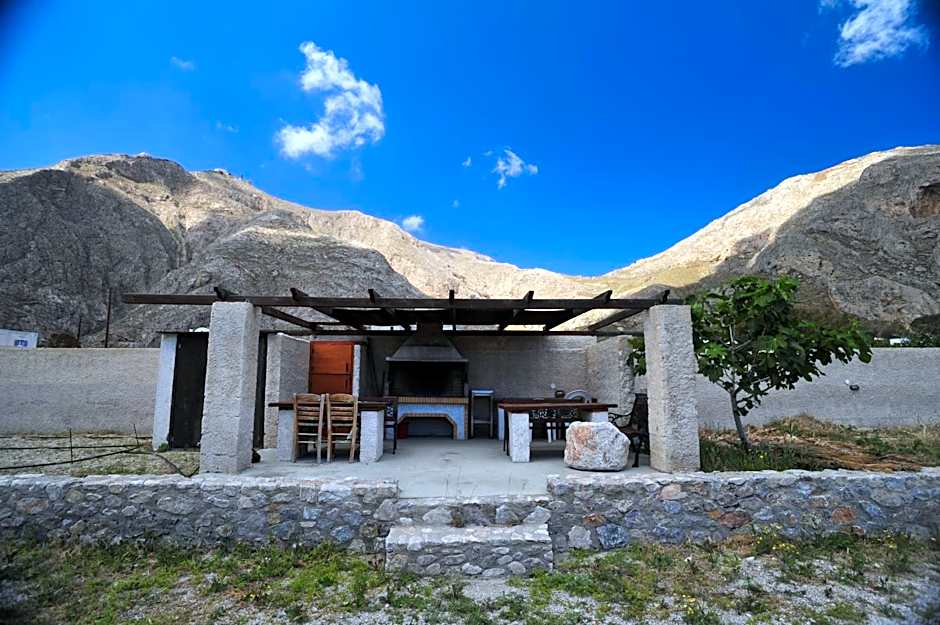 Birds Villa Apartments with Heated Pool - Including Car and Breakfast