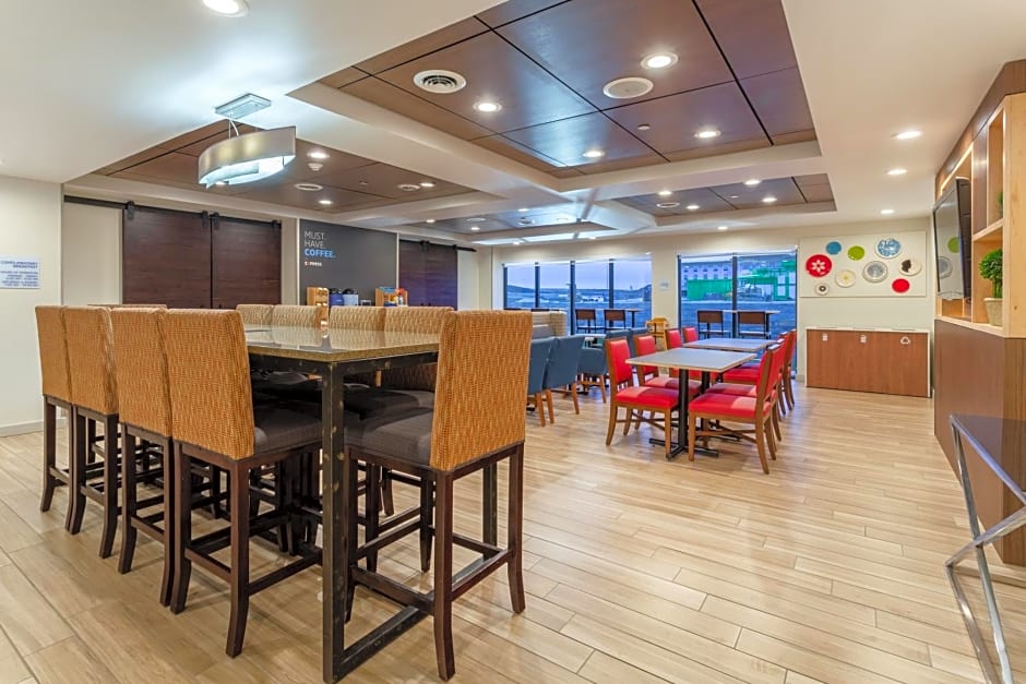 Holiday Inn Express and Suites Cedar Falls Waterloo By IHG