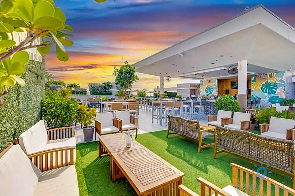 Hot tub & Rooftop pool- Near Beach