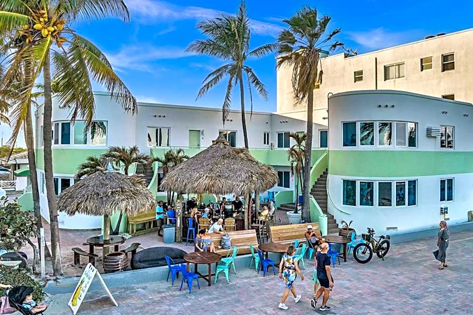 Walkabout 5 Retro Hotel on the beach with live music and a bar