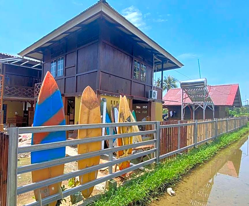 Arya's Surf Camp Cimaja