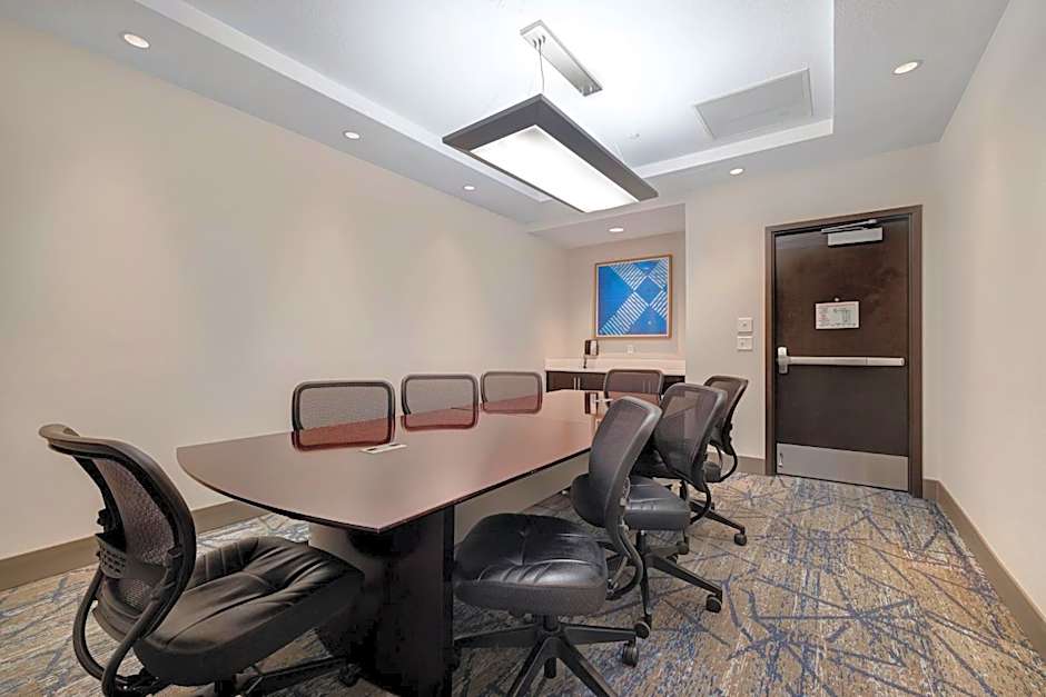 Holiday Inn Express & Suites Kansas City KU Medical Center By IHG