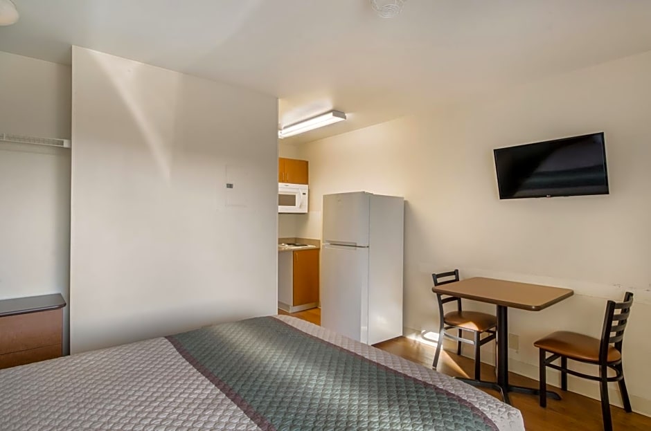 HomeTowne Studios by Red Roof Denver - Airport/Aurora