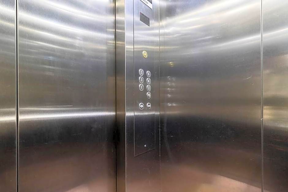 506 Great Location AC 1Bdrm 1bath apt Rooftop