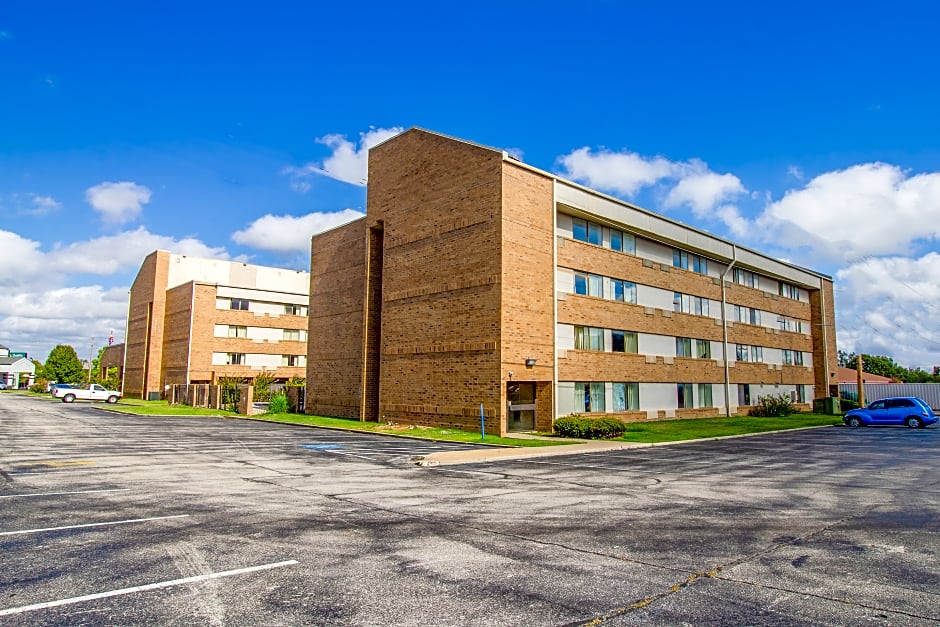 Tulsa Square Hotel Central, I-44 By OYO