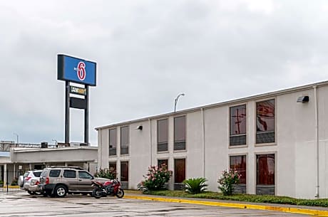 Motel 6-New Orleans, LA - Near Downtown