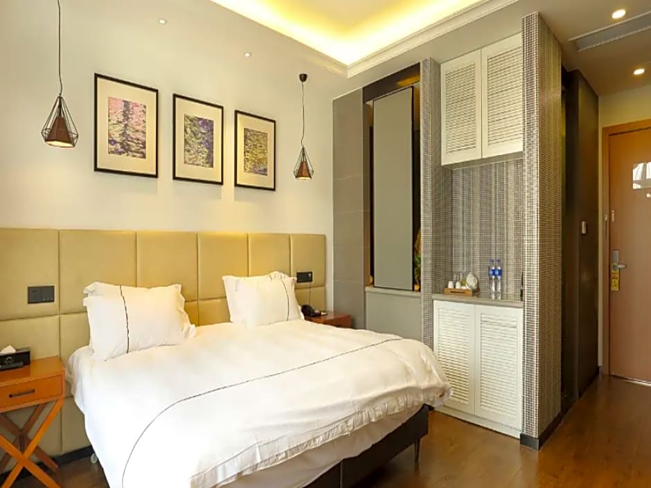 Photo 1 of 15 of 1 Queen Bed, Terrace