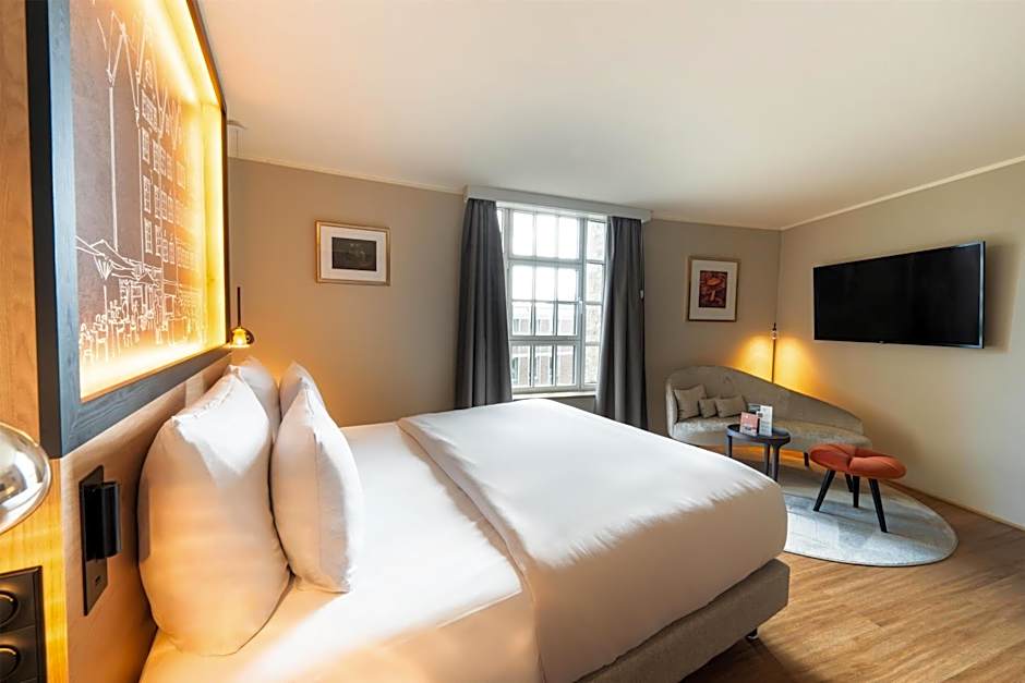 Wasserturm Hotel Cologne, Curio Collection by Hilton