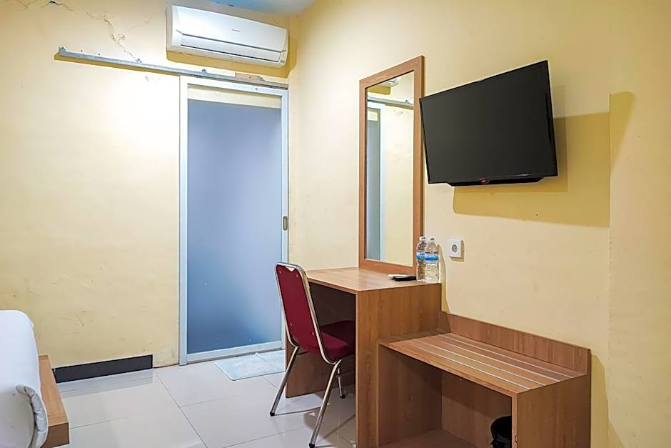 RedDoorz at Hotel Mayang Sari 1