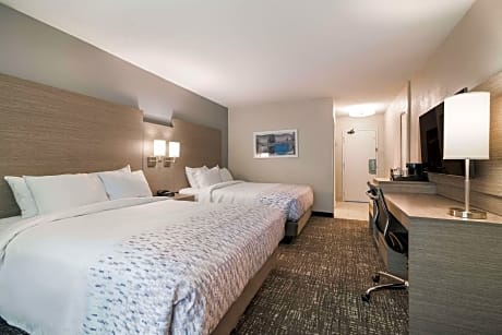 2 Queen Beds Non-Smoking Pool View Desk Microwave And Mini-Refrigerator Full Breakfast