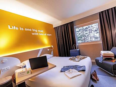 Standard room with double bed and sofa