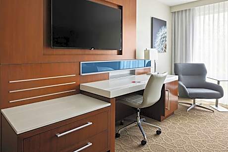 M Club lounge access, Guest room, 2 Queen, River view