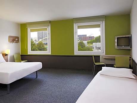 Standard room with 1 double bed and 1 single bed