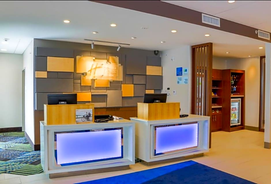 Holiday Inn Express & Suites - Detroit North - Roseville, an IHG Hotel
