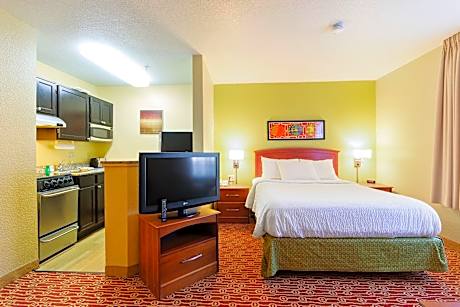 Deluxe studio 1 Queen Bed Non-Smoking