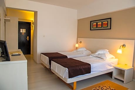 2 Beds, Lake View