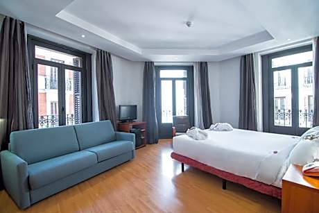 Deluxe King Room with City View