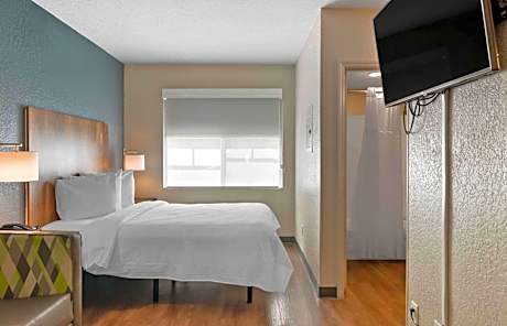 Queen studio with 1 Queen Bed - Disability Access/Non-Smoking