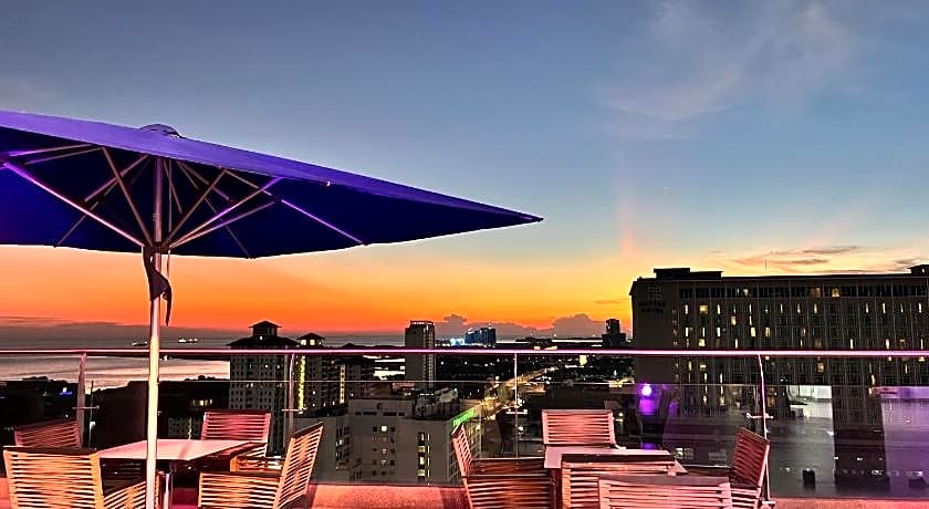 The Straits Hotel & Suites