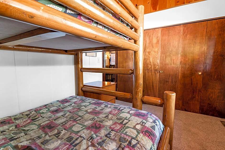 The Cuddle Inn - True feeling of a great cabin! Beautiful and homey! Walking distance to the lake!