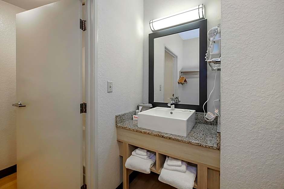 Red Roof PLUS+ Gainesville