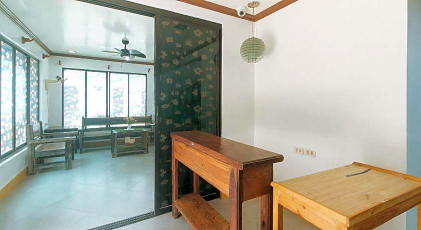 RedDoorz @ Joel's Apartelle