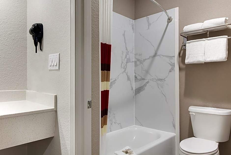 Red Roof PLUS+ Galveston - Beachfront